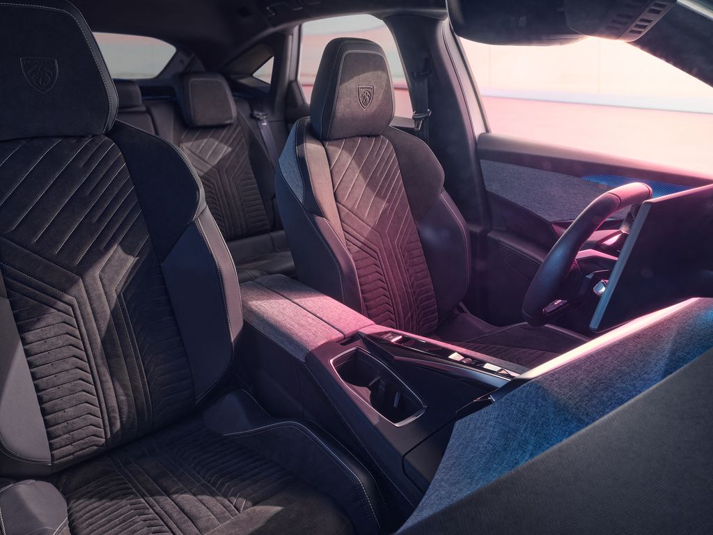 Sièges avant et console centrale de la Peugeot 3008 - habitacle du VTC Virginie Lacoste